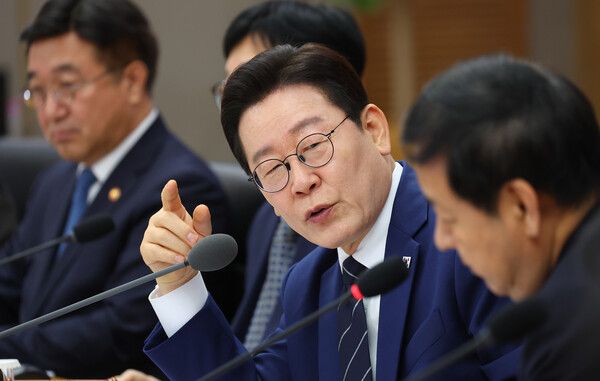 이재명 대통령이 17일 정부세종청사에서 열린 국무회의에서 구윤철 부총리 겸 재정경제부 장관과 대화하고 있다. [연합뉴스]