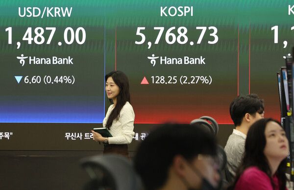 18일 서울 중구 하나은행 딜링룸 모습. [연합뉴스]