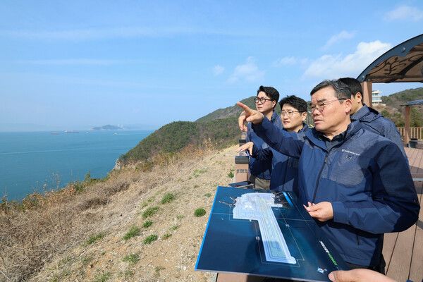 김보현 대우건설 대표이사(오른쪽 첫 번째)가 가덕도를 방문하여 공사 예정지 지형과 주변 환경을 살펴보고 있다. [대우건설]