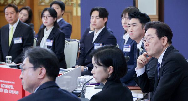 이재명 대통령이 18일 청와대에서 열린&nbsp;자본시장&nbsp;안정과 정상화 간담회에서 참석자 발언을 듣고 있다. [연합뉴스]