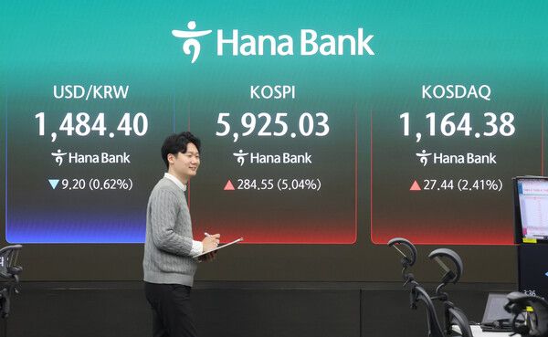 18일 서울 중구 하나은행 딜링룸 모습. [연합뉴스]