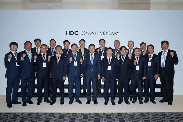 HDC그룹은 창립 50주년을 맞이해 다가올 50년을 위한 미래 비전을 밝히고 이를 담은 새로운 슬로건과 CI, 성장 로드맵을 발표했다.&nbsp;(사진 앞줄 왼쪽 여섯 번째 정몽규 HDC그룹 회장). [HDC현산]