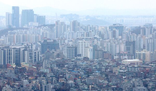 18일 서울 남산에서 바라본 서울 다세대 주택과 아파트단지. [연합뉴스]