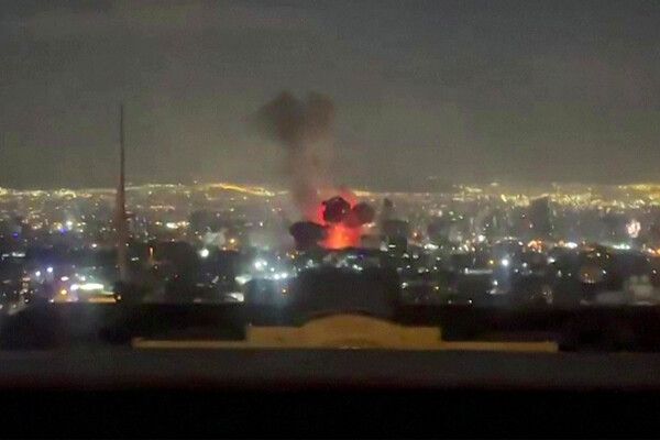 지난 1일 이란 국영 방송국 본부 인근 폭격에 일어난 불길. [연합뉴스]