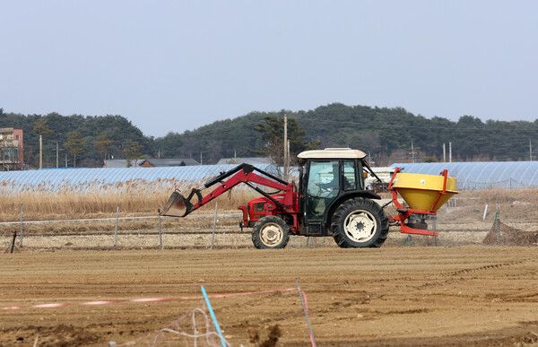 &nbsp;23일 강원 강릉시 경포동에서 농민이 농사&nbsp;준비를 하고 있다. [연합뉴스]