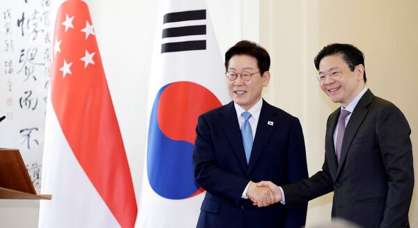 이재명 대통령과 로런스 웡 싱가포르 총리가 2일 싱가포르 외교부 청사에서 공동언론발표를 마친 뒤 악수하고 있다. [연합뉴스]