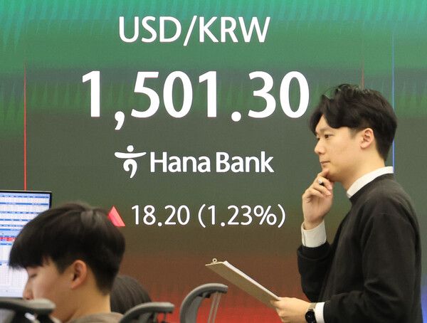 이란 전쟁 격화에 유가 급등, 달러 강세가 지속되는 가운데 19일 서울 중구 하나은행 딜링룸 현황판에 금융위기 이후 최고 수준으로 치솟은 원/달러 환율이 표시되고 있다. 이날 코스피는 전장보다 161.81포인트(2.73%) 내린 5,763.22에 장을 마쳤다. [연합뉴스]