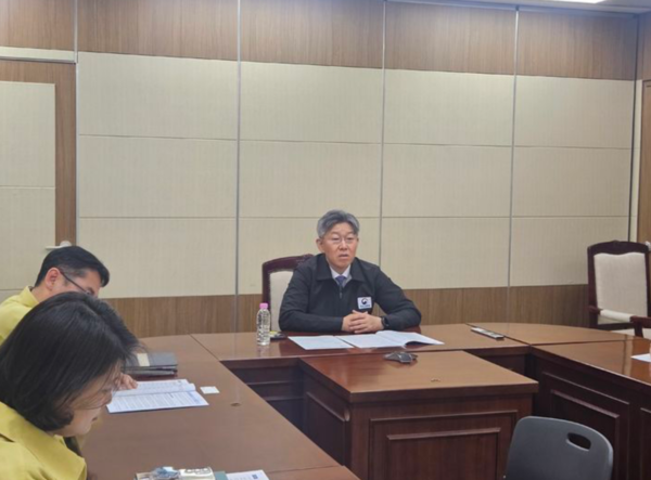 김이탁 국토교통부 제1차관이 20일 인천공항공사, 한국공항공사, 한국철도공사, 해외건설협회 등 14개 기관과 화상회의를 하고 있다. [국토부]