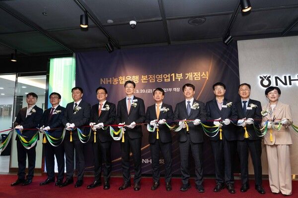 (왼쪽부터) 이현인 금융노조 NH지부 부위원장, 박현동 NH농협은행 경영지원부문 부행장, 김경원 KG모빌리언스 상무, 정원영 한화솔루션 총괄, 강태영 NH농협은행 은행장, 김진구 유진기업 부사장, 최종일 효성티앤씨 전무, 임태기 사조산업 전무, 엄을용 NH농협은행 기업금융부문 부행장, 장해심 NH농협은행 본점영업1부 부장이 기념촬영을 하고 있다. [NH농협은행]