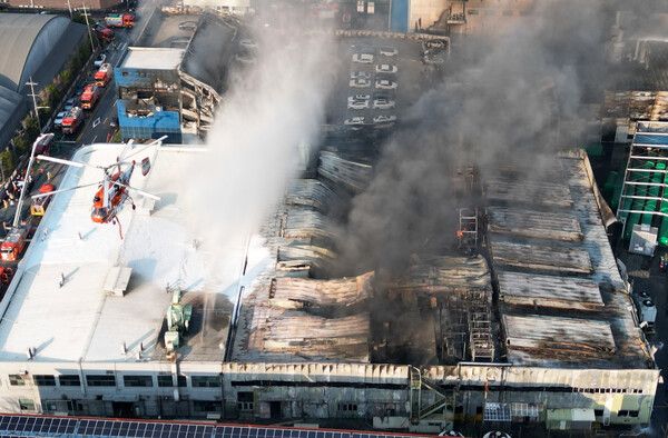 20일 오후 대전 대덕구 문평동 한 자동차부품 제조 공장에서 불이나 소방 당국이 진화에 나서고 있다. [연합뉴스]