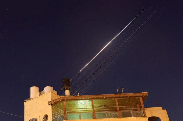 이스라엘을 향해 날아가는 이란의 집속탄 탑재 추정 미사일. [로이터=연합뉴스]