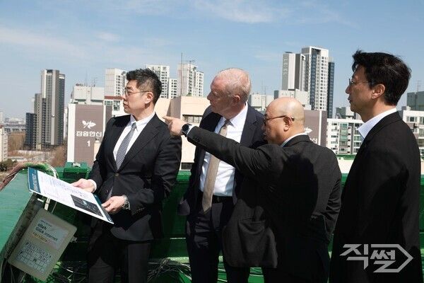 삼성물산과 스캇 사버 SMDP CEO가 재건축 사업지에서 현장 점검을 하고 있다.&nbsp; [삼성물산]