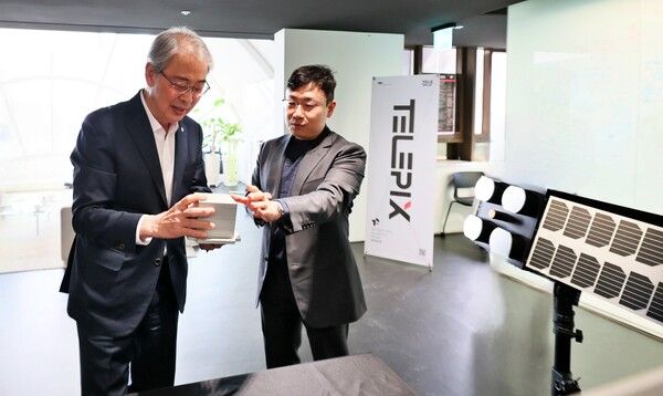 임종룡 우리금융그룹 회장(왼쪽)이 23일 서울 여의도 텔레픽스 본사에서 조성익 대표(오른쪽)에게 제품 설명을 듣고 있다. [우리금융그룹]