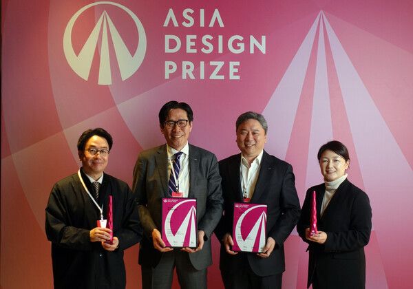 (왼쪽부터)박성민 건축설계팀장, 박희윤 HDC현대산업개발 개발본부장, 강민석 건축본부장, 박성아 조경팀장이 기념촬영을 하고 있다. [HDC현산]