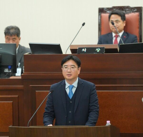 김지원 양산시의원이 경로당 화재 안전 개선을 촉구하며 발언하고 있다. [양산시의회]