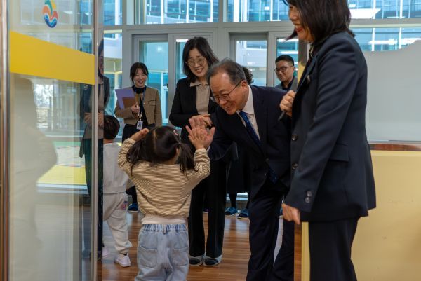 김석준 교육감이 어린이집 현장을 찾아 영유아와 인사를 나누고 있다. [부산교육청]