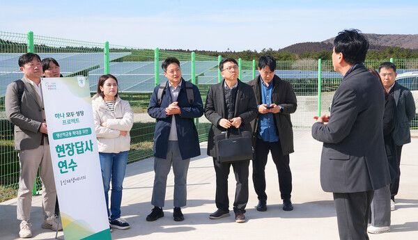 하나은행은 지난 20일 제주도 일대의 신재생에너지 발전단지를 방문해 생산적 금융 실행력 강화를 위한 ‘국가 첨단전략산업 현장연수‘를 실시했다. 이날 현장연수에 참여한 하나은행 심사역과 기업금융전문역(RM) 직원들이 제주도 서귀포시 소재 가시리태양광발전소에서 사업구조에 대한 설명을 듣고 있다. [하나은행]