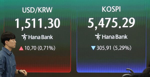 23일 서울 중구 하나은행 딜링룸 모습. [연합뉴스]