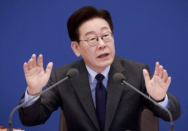 이재명 대통령이 24일 청와대에서 열린 국무회의에서 발언하고 있다. [연합뉴스]