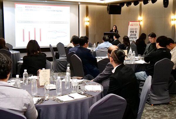 BNK부산은행은 24일, 부산 사하구 레이어스 호텔에서 부·울·경 지역 수출입 기업 CEO 및 재무담당자 40여 명을 초청해 ‘2026년 2분기 환율 및 글로벌 경제 전망 세미나’를 개최했다. [BNK부산은행]