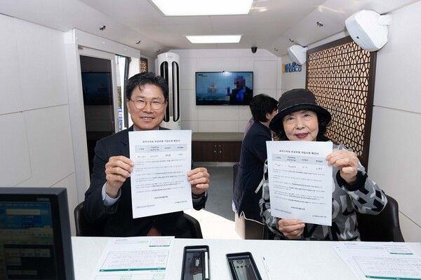 강태영 NH농협은행장은 24일 경기도 남양주시 다산노인복지관에서 보이스피싱 보상보험을 가입한 고객과 기념촬영을 하고 있다. [NH농협은행]