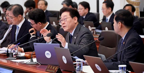 이재명 대통령이 24일 청와대에서 열린 국무회의에서 발언하고 있다. [연합뉴스]