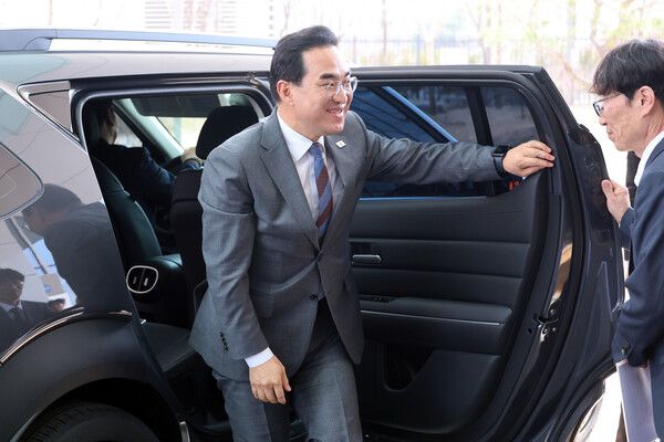 박홍근 신임 기획예산처 장관이 25일 세종시 정부세종청사 기획예산처에 도착해 차에서 내리고 있다. [연합뉴스]