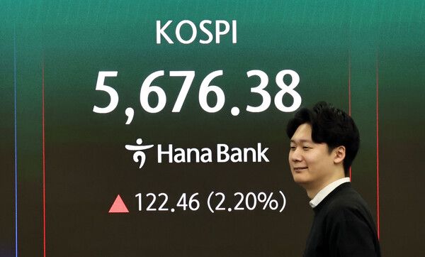 25일 서울 중구 하나은행 딜링룸 모습. [연합뉴스]