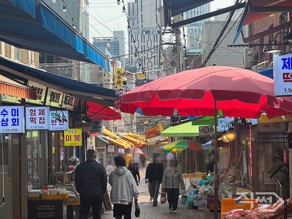 서울 강남구 논현동 영동전통시장에서 23일 시민들이 장을 보고 있다. [손성은 기자]