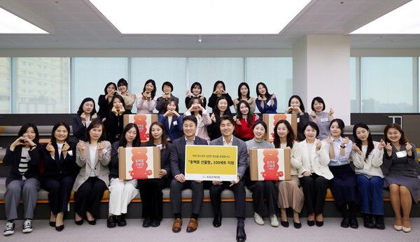 ‘KB WISH 멘토링’ 2기 직원들이 지난 25일 서울시 마포구 합정동에 위치한 KB금융연수원에서 KB손해보험 임직원 참여형 ESG 캠페인을 통해 조성된 기부금을 취약계층 여성 청소년의 기본권 지원을 위한 ‘동백꽃 선물함’ 사업에 기부하며 기념촬영을 하고 있다. [KB손해보험]