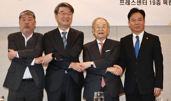 김동명 한국노총 위원장(왼쪽부터), 김지형 경제사회노동위원회 위원장, 손경식 한국경영자총협 회장, 김영훈 고용노동부 장관이 26일 서울 중구 프레스센터에서 열린 제1차 노사정 대표 만남에서 기념촬영을 하고 있다. [연합뉴스]