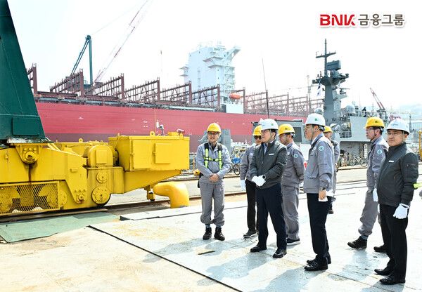 빈대인 BNK금융그룹 회장은 부산 영도구에 위치한&nbsp;HJ중공업을 방문해 조선·해양 산업 현장을 둘러보고,&nbsp;해양금융 지원 방향에 대해 의견을 나눴다. [BNK금융그룹]