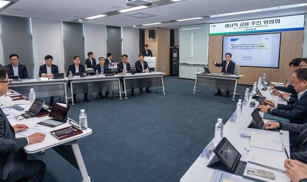 강태영 NH농협은행 은행장은 26일 NH농협타워 대회의실에서 개최된 생산적 금융 추진 위원회」에 참석하여 임직원들과&nbsp;추진 전략을 논의하고&nbsp;있다. [NH농협은행]
