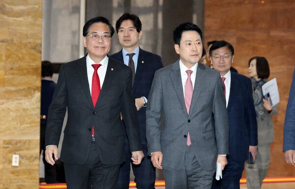 국민의힘 장동혁 대표와 송언석 원내대표 등 지도부가 9일 국회에서 열린 긴급 의원총회에 참석하고 있다. [연합뉴스]