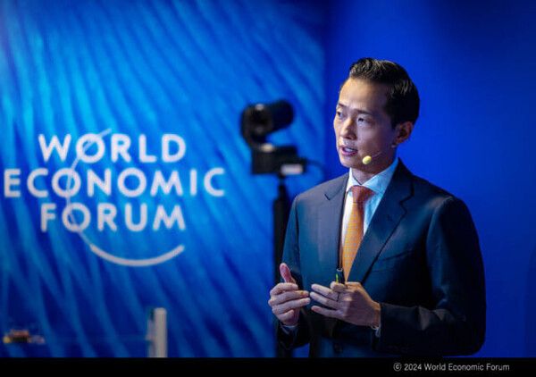 김동관 부회장이 2024년 다보스포럼 연차총회 세션'세계 최초 탈화석연료 선박'에서 한화의 해양 탈탄소 비전을 발표하고 있다. [한화그룹]