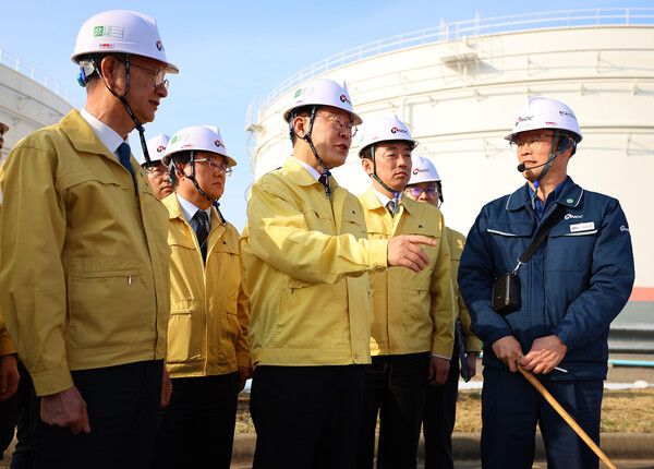 이재명 대통령이 26일 충남 한국석유공사 서산 비축기지에서 석유화학기업 간담회를 마친 뒤 원유탱크를 살펴보며 관계자에게 질문하고 있다. [연합뉴스]