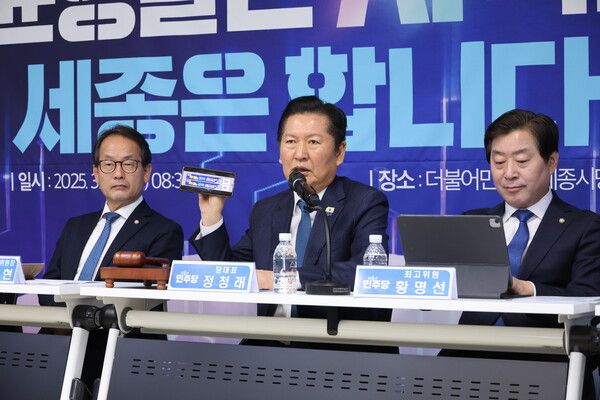 더불어민주당 정청래 대표가 27일 세종시 아름동 민주당 세종시당에서 열린 현장 최고위원회의에서 '착! 붙는 공약' 캠페인 참여를 호소하고 있다. [연합뉴스]