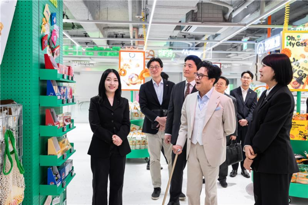 이재현 CJ그룹 회장이 그룹의 주요 경영진과 함께 새롭게 문을 연 ‘올리브영 센트럴 명동 타운’을 살펴보고 있다. [CJ그룹]