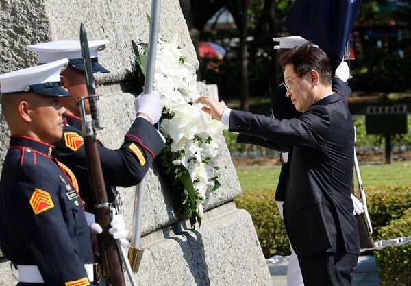 필리핀을 국빈방문한 이재명 대통령이 3일 마닐라 리잘 기념비에 헌화하고 있다. 호세 리잘은 필리핀의 국부로 추앙받는 독립운동가이다. [연합뉴스]