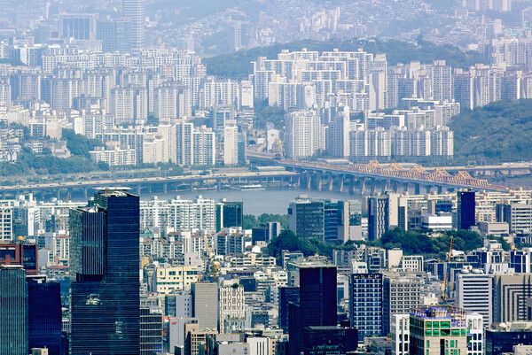 경기도 성남시 청계산 매바위에서 바라본 서울 강남구(아래)와 한강 이북 아파트 단지.[연합뉴스]