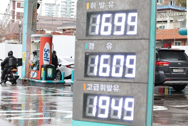 서울 시내 한 주유소에 휘발유, 경유 등의 가격이 표시돼 있다. [연합뉴스]