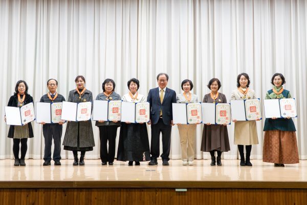 김석준 교육감이 교육청 대강당에서 열린 퇴직교원·모범교육공무원 포상 전수식에서 수상자들과 기념촬영을 하고 있다. [부산교육청]