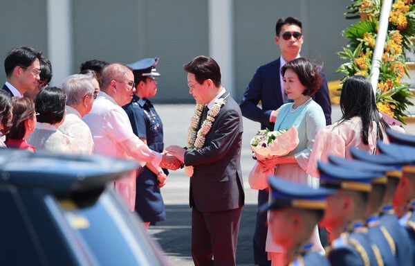 필리핀을 국빈방문한 이재명 대통령과 김혜경 여사가 3일 마닐라 빌라모어 군공항에서 환영객과 인사하고 있다. [연합뉴스]