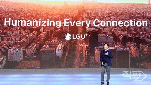 홍범식 LG유플러스 CEO가 ‘MWC26’ 개막식 기조 연설자로 나서 AI 콜 에이전트 익시오(ixi-O)에 대해 발표하고 있다. [LG유플러스]