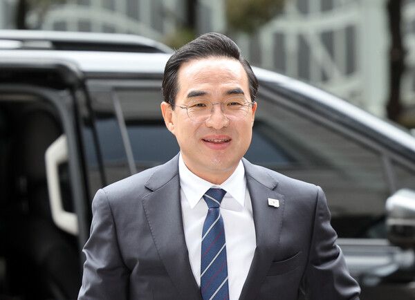 이재명 정부 초대 기획예산처 장관 후보자로 지명된 박홍근 더불어민주당 의원이 3일 서울 중구 예금보험공사에 마련된 인사청문회 준비 사무실로 출근하고 있다. [연합뉴스]