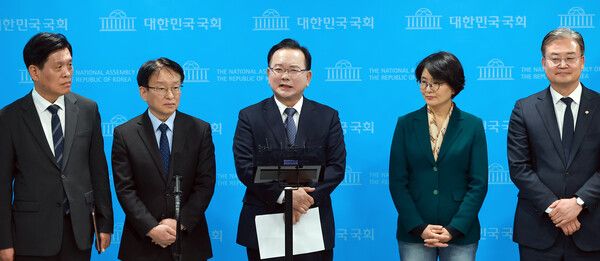 김부겸 전 국무총리가 30일 국회 소통관에서 대구시장 출마를 선언한 뒤 취재진 질문에 답하고 있다. [연합뉴스]