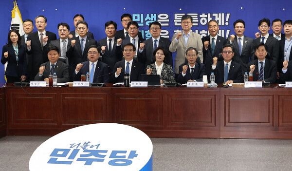 30일 국회 의원회관에서 열린 더불어민주당 중동전쟁 경제 대응 특별위원회 첫 회의에서 참석자들이 기념촬영을 하고 있다. [연합뉴스]