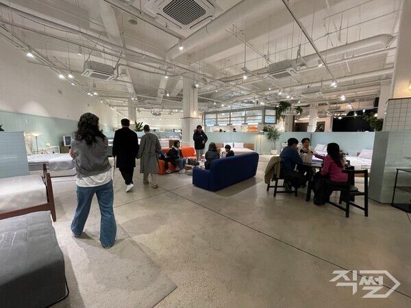 13일 이천에 위치한 시몬스 테라스 지하1층의 최대 규모 직영 플래그십 스토어. [권성진 기자]