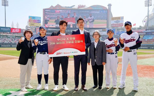 (왼쪽부터) 임혜진 한국여자야구연맹 회장, 김라경 여자 야구국가대표 선수, 추신수 SSG랜더스 구단주 보좌역(겸 육성총괄), 문선일 빗썸 서비스총괄, 김진 초록우산 인천지역본부장, 이교빈 천안 주니어 여자야구단 선수·안영진 감독이 지난 28일 인천SSG랜더스필드에서 열린 홈 개막전에서, ‘빗썸 기부 챌린지’를 통해 조성된 기부금으로 여자야구 지원을 위한 야구공 전달식 기념촬영을 하고 있다. [빗썸]