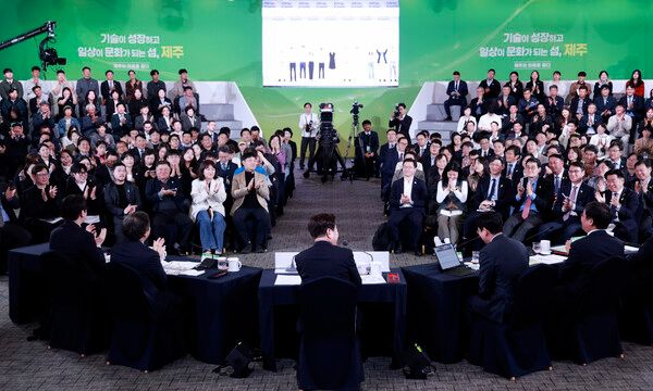 이재명 대통령이 30일 제주한라대학교 한라컨벤션센터에서 열린 타운홀미팅 '제주의 마음을 듣다'에서 배경훈 부총리에게 질문하고 있다. [연합뉴스]